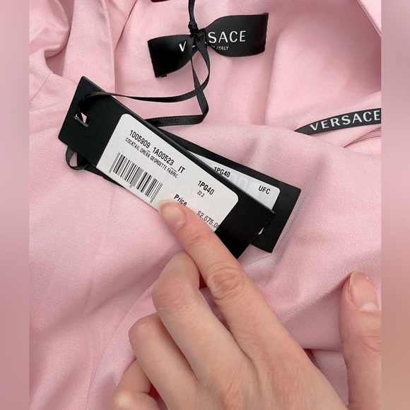 Versace Medusa cocktail mini dress in pink
FW2023 NWT - Picture 11 of 16